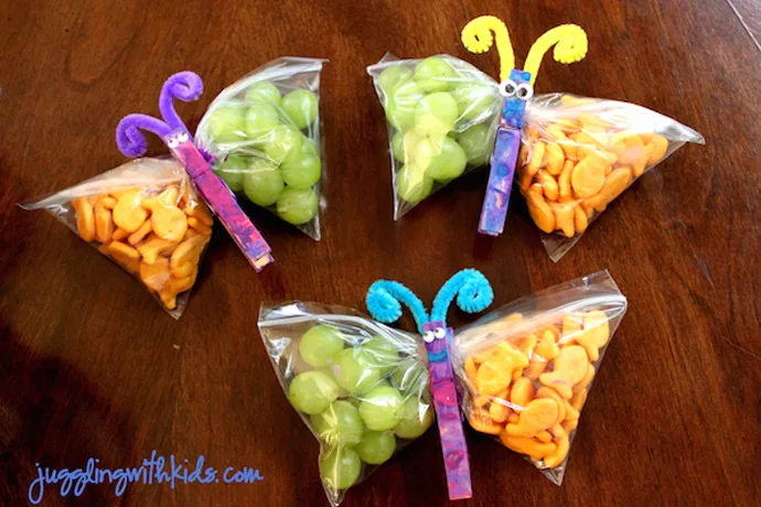 These butterfly snacks are our favorite healthy school birthday treat - so cute! | Juggling with Kids