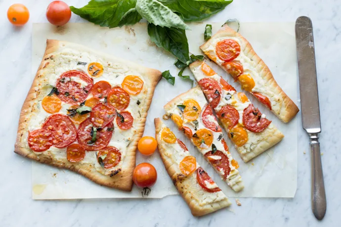 Heirloom Tomato pizzas make a kid- and grown-up friendly vegetarian meal for #MeatlessMondays | Superman Cooks