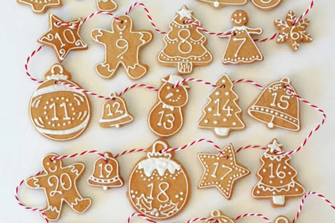 This spiced iced cookie calendar is one of our favorite food advent calendars this year - so pretty! | Butter Hearts Sugar