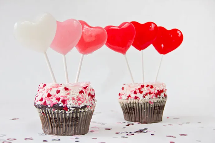 These 1-ingredient heart lollipops are a super easy edible Valentine's Day project for kids | Studio DIY