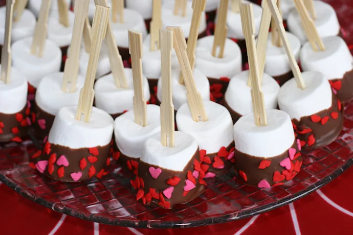 Chocolate Dipped Marshmallow Pops make an adorable and totally doable homemade Valentine's Day treats for kids. Allergy-friendly, too! | G-Free Kid