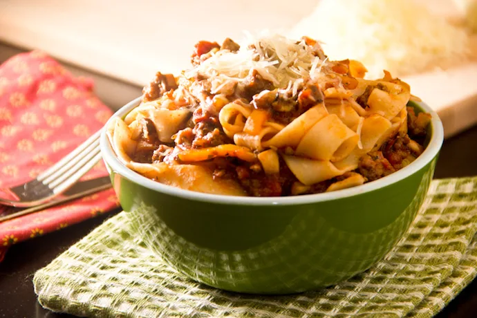 Skinny pasta recipes are a win-win: rich in flavor and low in fat, like this Healthier Pasta Bolognese. | The Scrumptious Pumpkin