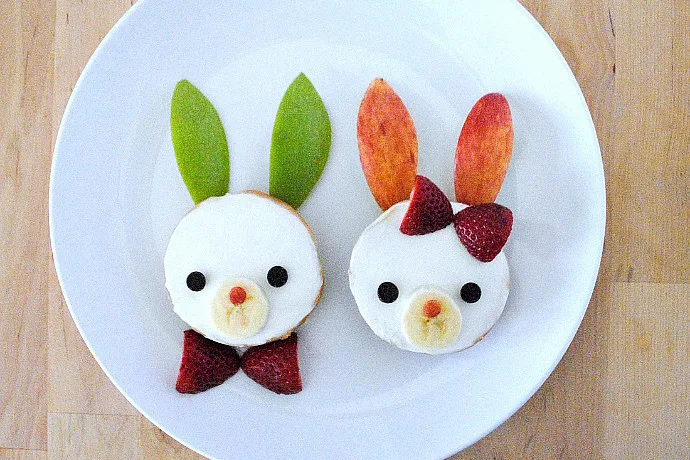 These adorable Bagel Bunnies are among our favorite easy Easter treats. The kids can make these themselves whil you prep brunch or dinner! | Handmade Charlotte