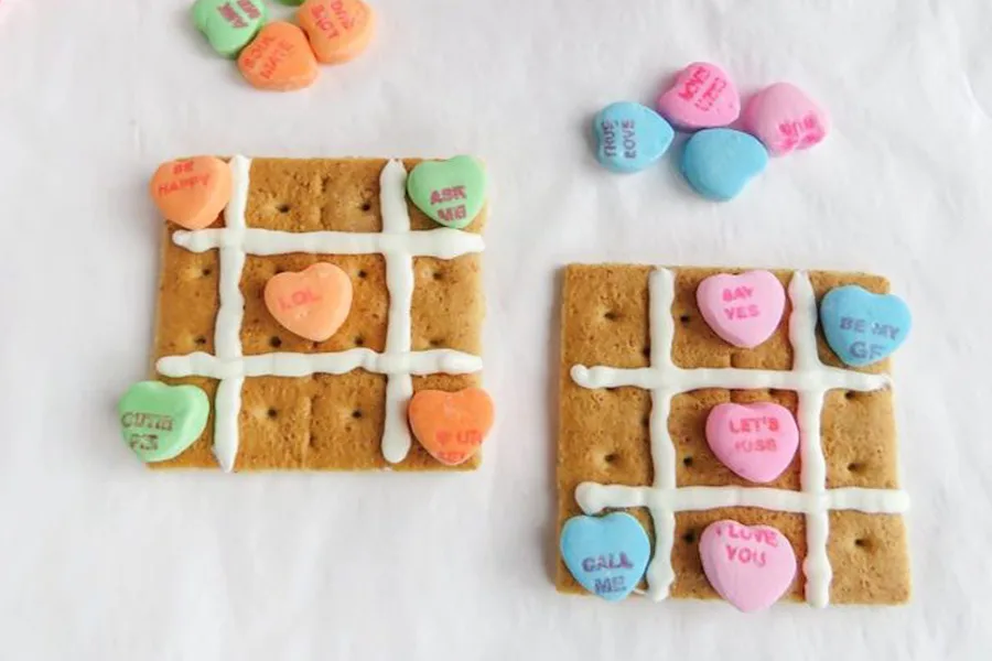 12 SUPER easy Valentine's Day treats for the classroom including these Tic-Tac-Toe boards at Sippy Cup Mom