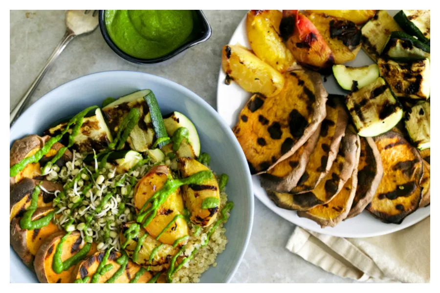 We've got the skinny on how to make Bliss Bowls, like this Buddha Bowls with Grilled Peaches and the Greenest Dressing at Yummy Beet. So easy!
