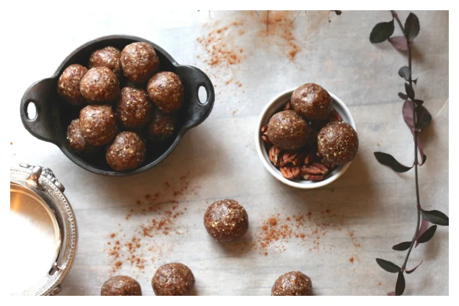 We've got 6 awesome snacks breastfeeding moms can eat with one hand, like these Maple Pecan Pie Balls at Laura Lea Balanced. Lifesavers!