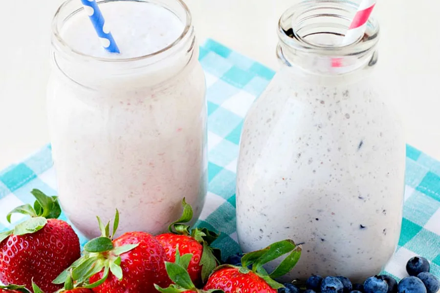 An easy DIY yogurt drink recipe because those little single serve bottles aren't cheap. Plus the environment. | Laura Fuentes