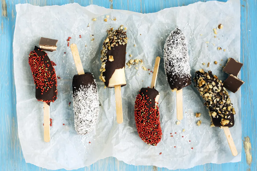 This frozen Chocolate Covered Banana recipe is so easy and makes a super satisfying, healthier summer snack for kids -- and grown ups too! | Cool Mom Eats