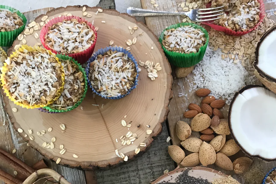 Baked Oatmeal Bites: A healthy, make-ahead, grab-and-go breakfast that saves us on hectic back to school mornings. Get the recipe! | Cool Mom Eats