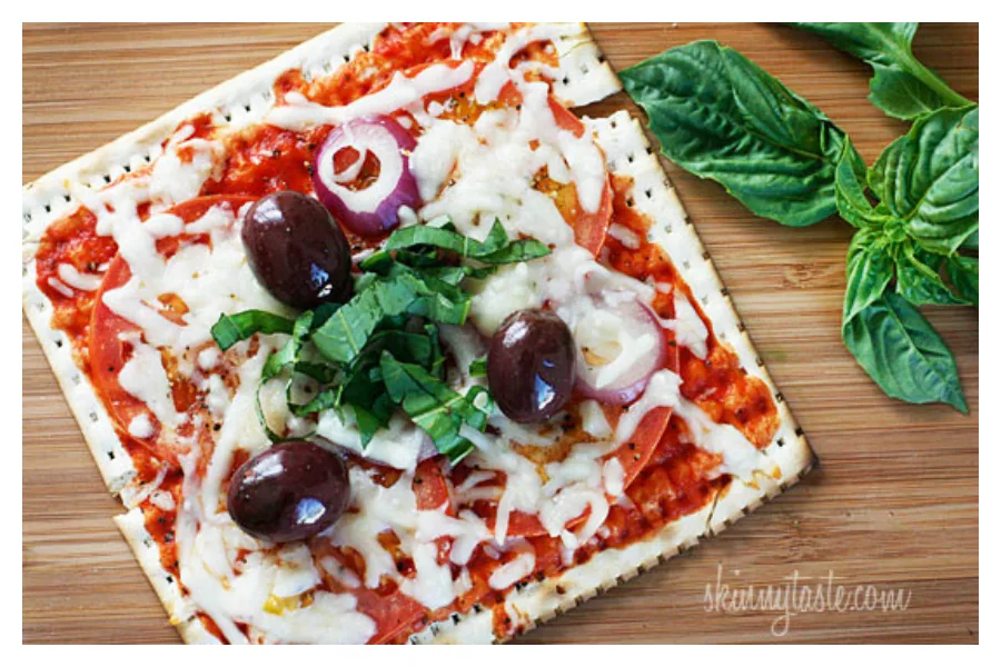 We love these lunchbox-friendly pizza recipes for back to school! Especially this yummy-looking Passover Matzo Pizza at Skinny Taste.