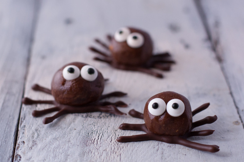 Healthy-ish Halloween lunchbox treats: Chocolate Peanut Butter Protein Spiders at Eating Richly