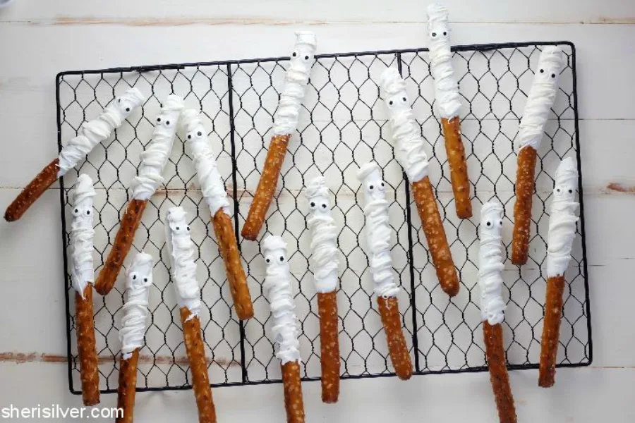 We can't get enough of these super easy Halloween treats for kids! Especially these yummy pretzel mummies at Sheri Silver.