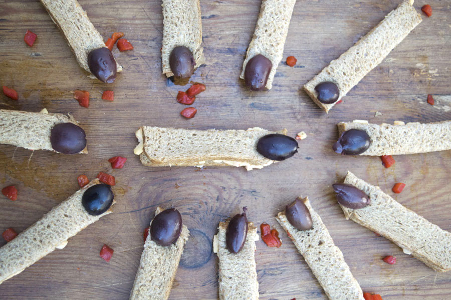 Halloween lunch box treats that are actually fortifying: Finger Sandwiches at The Hungry Waitress