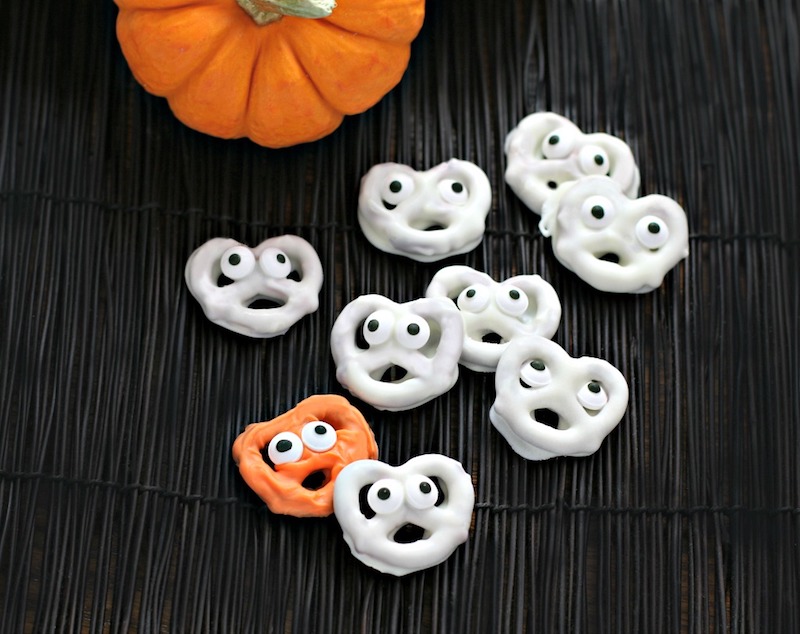 Healthy-ish Halloween lunchbox treats: Pretzel Ghosts at Culinary Envy (that can be made with yogurt instead of chocolate!) 