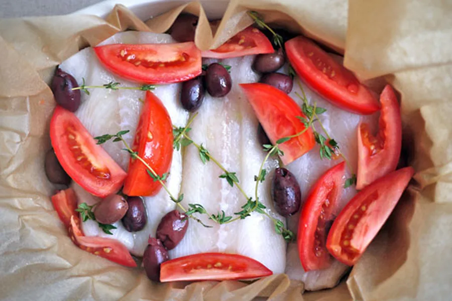 How to cook "en papillote," which is fancy for cooking in parchment paper -- or foil! An easy tutorial every family cook should know, plus a super fast make-ahead Tex Mex Salmon recipe | Cool Mom Eats