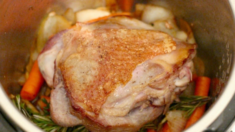 Thanksgiving cooking hacks: Cook your whole meal in an instant pot | Photo by Claire Lower at LifeHacker