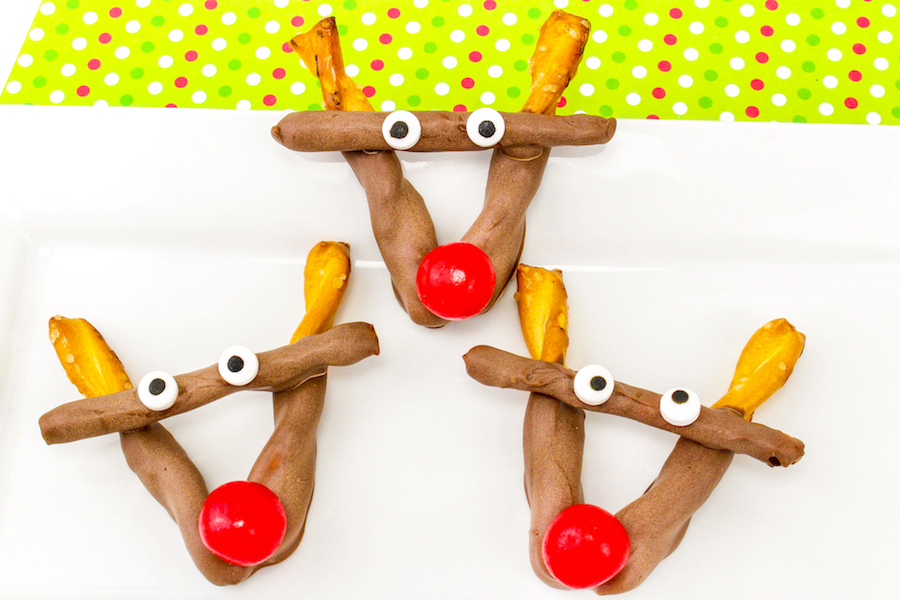 Delicious and totally easy holiday food crafts for kids: Chocolate Pretzel Reindeer at Brite & Bubbly