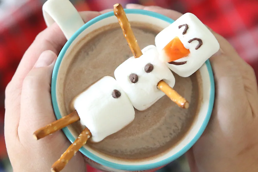 10 delicious and totally easy holiday food crafts for kids.