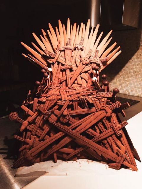Pop-culture gingerbread cookies: Iron Throne cookie from Game of Thrones by Ama Westergren on Twitter
