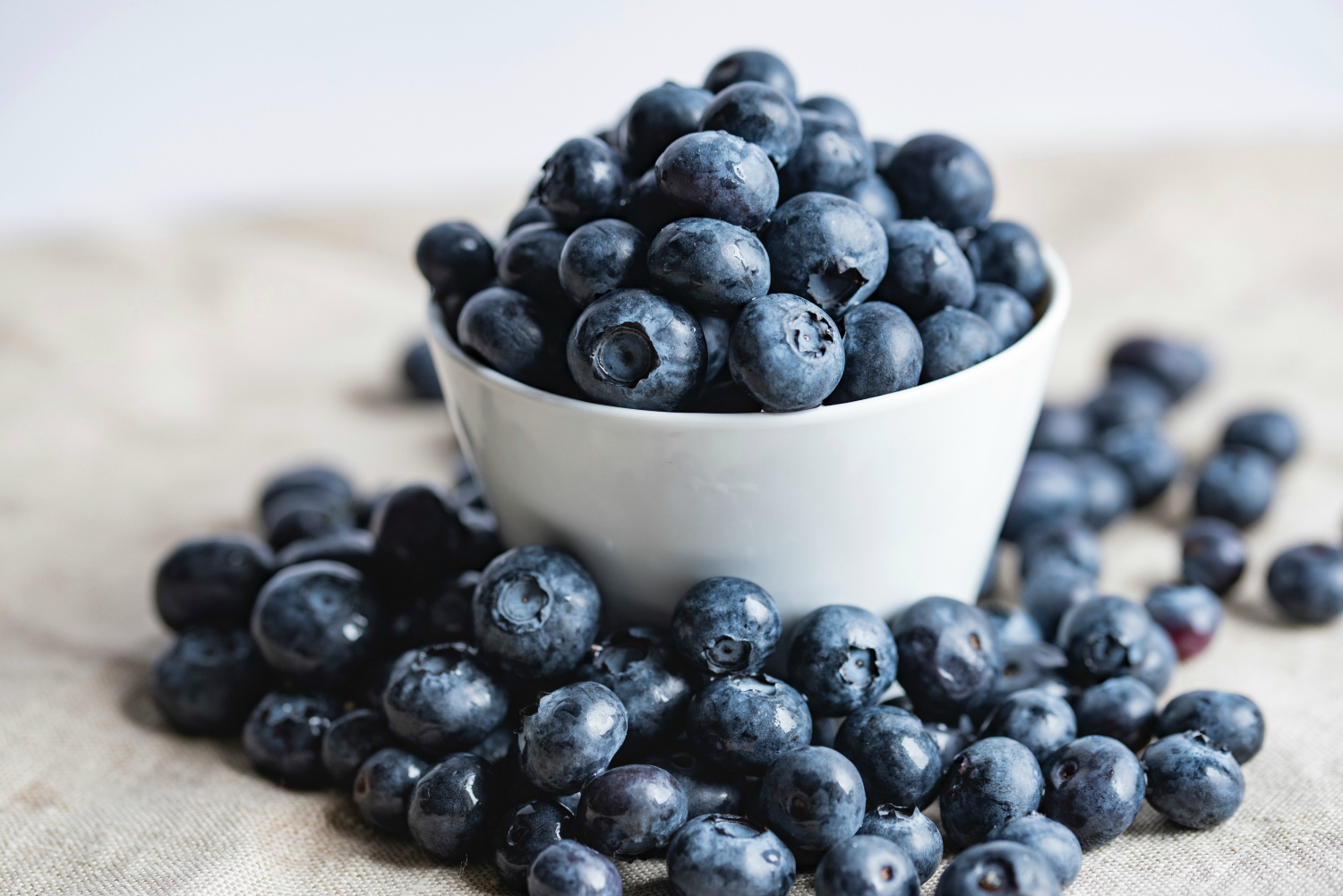 The top anti-aging foods: Blueberries are on the list. Check out the full list to make sure you're getting as much as possible -- because why not?! | Cool Mom Eats (Photo: Joanna Kosinska via Unsplash)