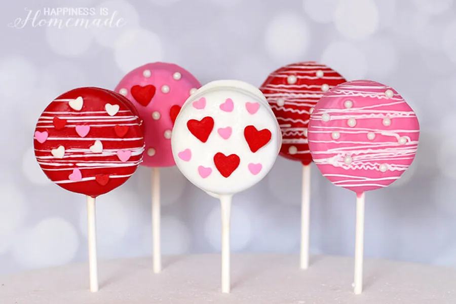 Your kids will love these these Valentine Oreo Pops, just one of our top picks for easy Valentine's Day treats for the classroom. | Happiness is Homemade