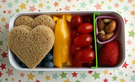 Easy Valentine's Day treats for the classroom: heart-shaped sandwiches | Wendolonia 