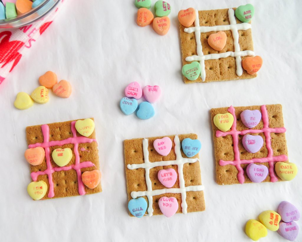 Last-minute lunch box treats for Valentine's Day: Valentine Tic Tac Toe Snack | Sippy Cup Mom