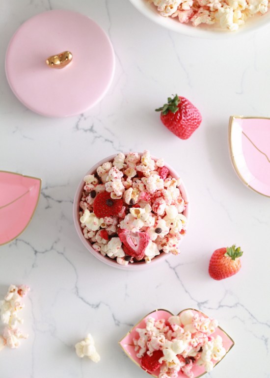 Last-minute lunch box treats for Valentine's Day: Valentine's Chocolate Strawberry Popcorn | Posh Little Designs 