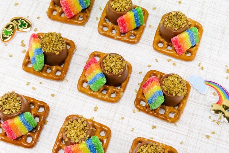 Edible St. Patrick's Day crafts for kids: Pot of Gold pretzels at Crayons and Cravings