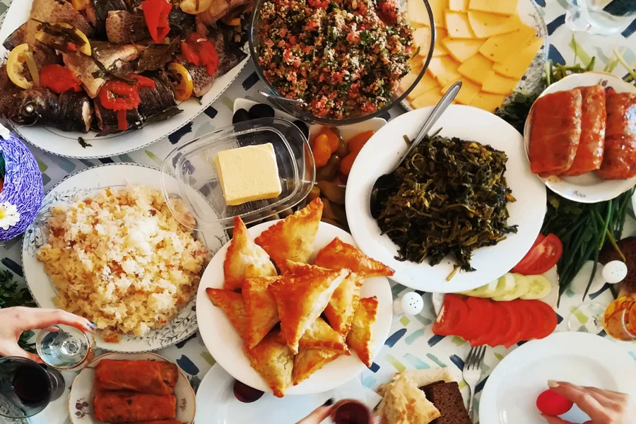 How long can food be left out in the summer before it spoils (and ruins the party)? Here’s a handy list.