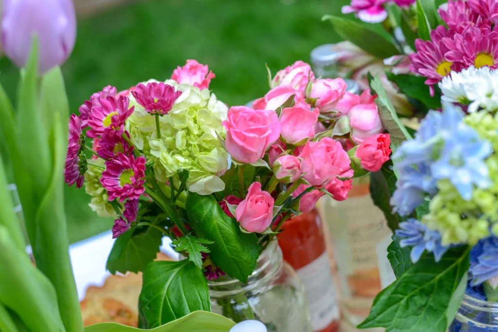 Cost-saving tip for backyard parties: A case of mason jars make perfect, unstuffy vases for lots of flowers | pumpernickel & rye 