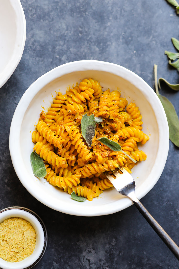 Creative ways to use canned pumpkin in recipes: Vegan pumpkin mac and cheese | Lindsey Eats LA