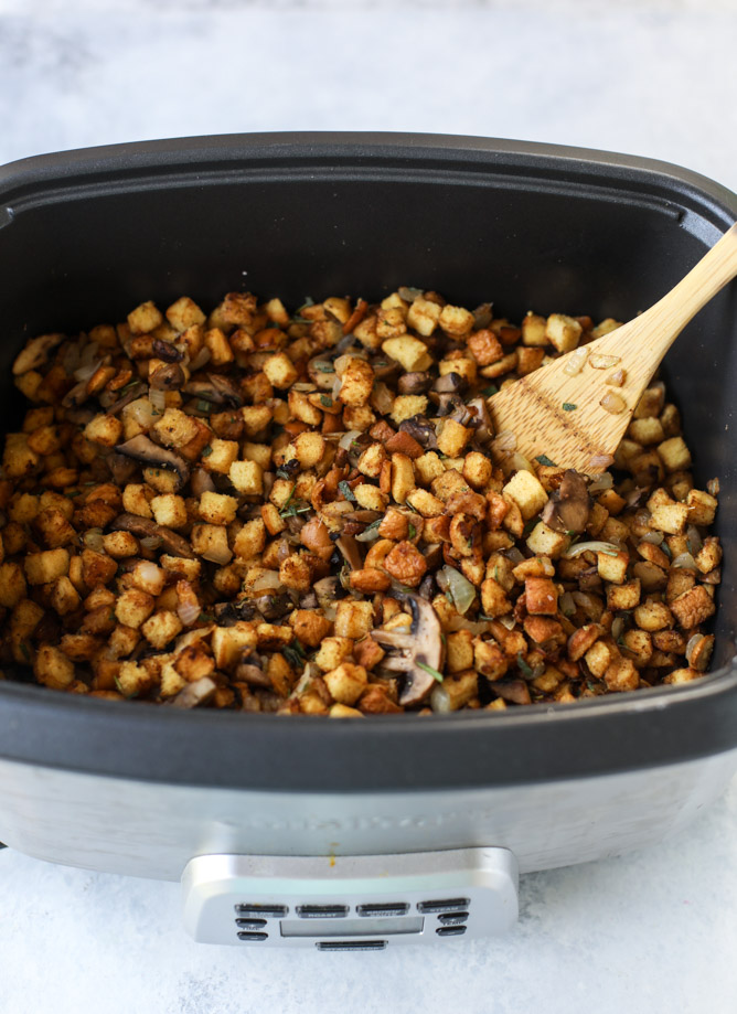 Best Thanksgiving stuffing recipes: Slow Cooker Stuffing | How Sweet Eats 