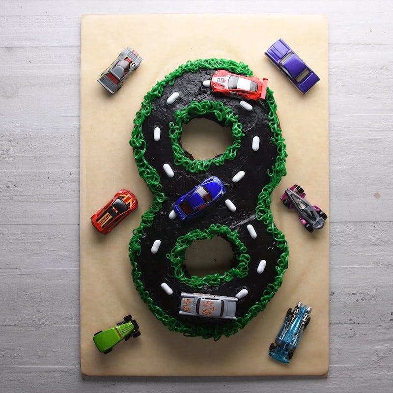 How to cut number cakes for birthdays: The easiest DIY tutorials we've found are at So Yummy