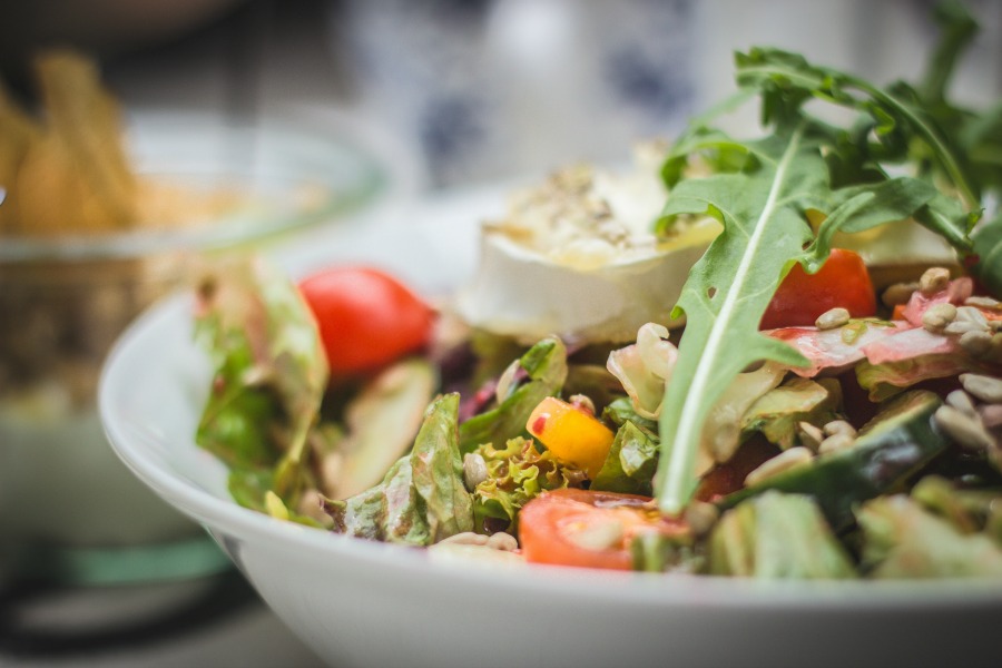 Weekly meal plan: Salad bar! Photo by Jasmin Schreiber via Unsplash
