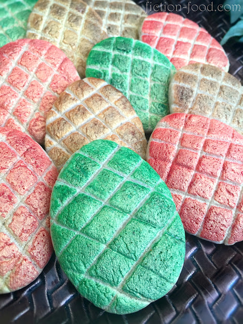 Game of Thrones Desserts: Dragon Egg Cookies from Fiction-Foood | More at Cool Mom Eats Game of Thrones Desserts: Dragon Egg Cookies from Fiction-Foood | More at Cool Mom Eats