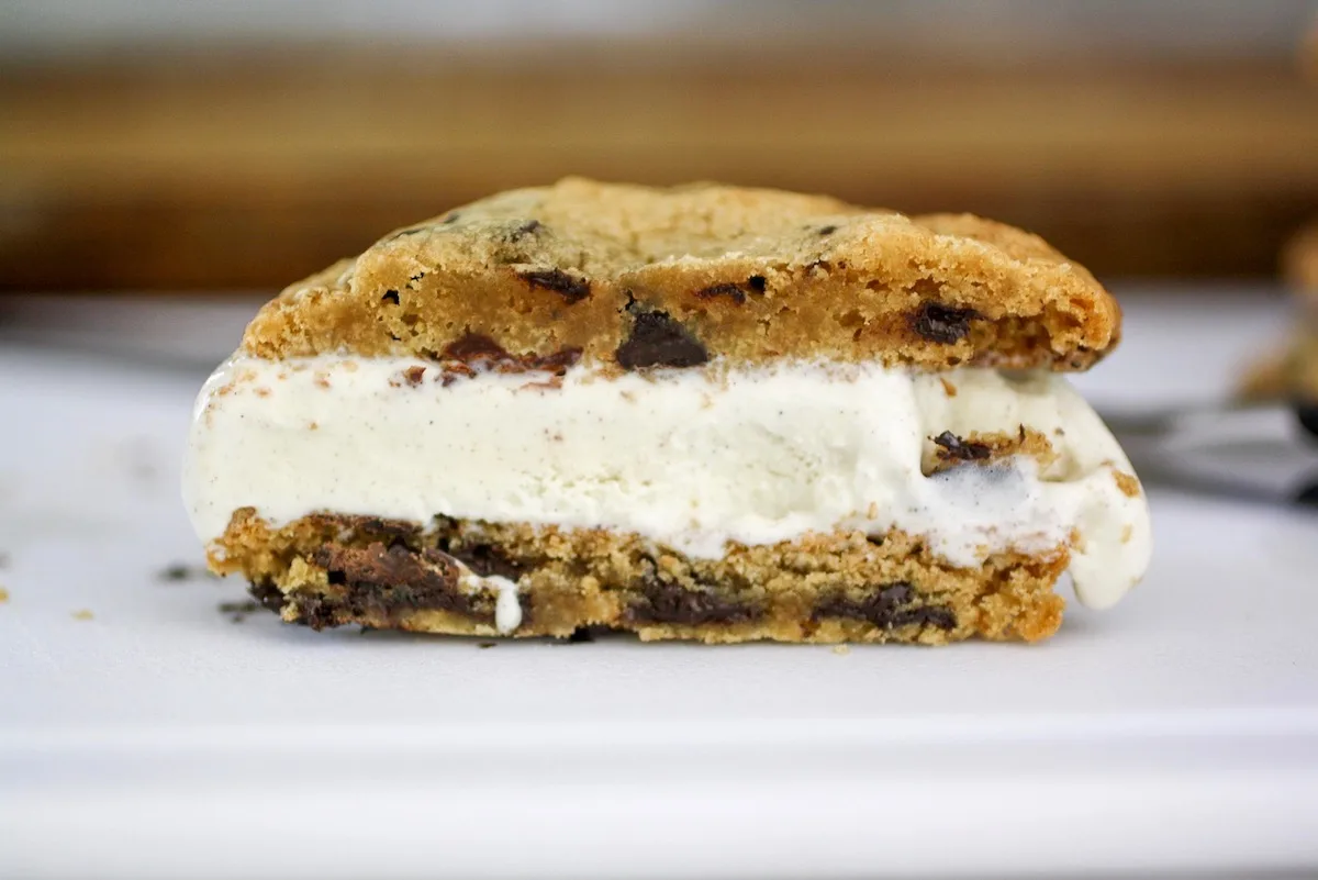 DIY ice cream cookie sandwiches for the summer win! © Jane Sweeney Cool Mom Eats