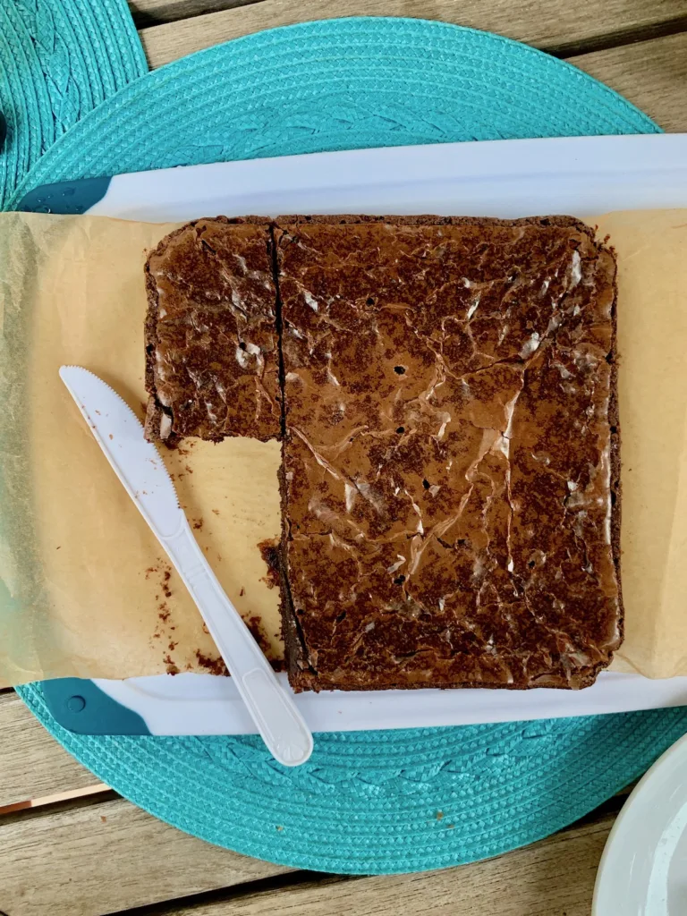 How to remove brownies from the pan: plastic knife | © Jane Sweeney Cool Mom Eats