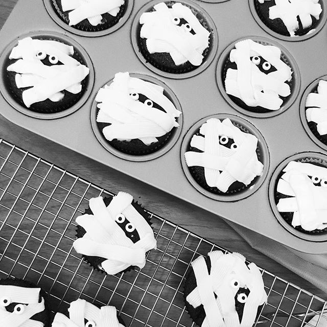 Easy Halloween treats on Instagram: Mummy cupcake decorating by Stacie for Cool Mom Eats