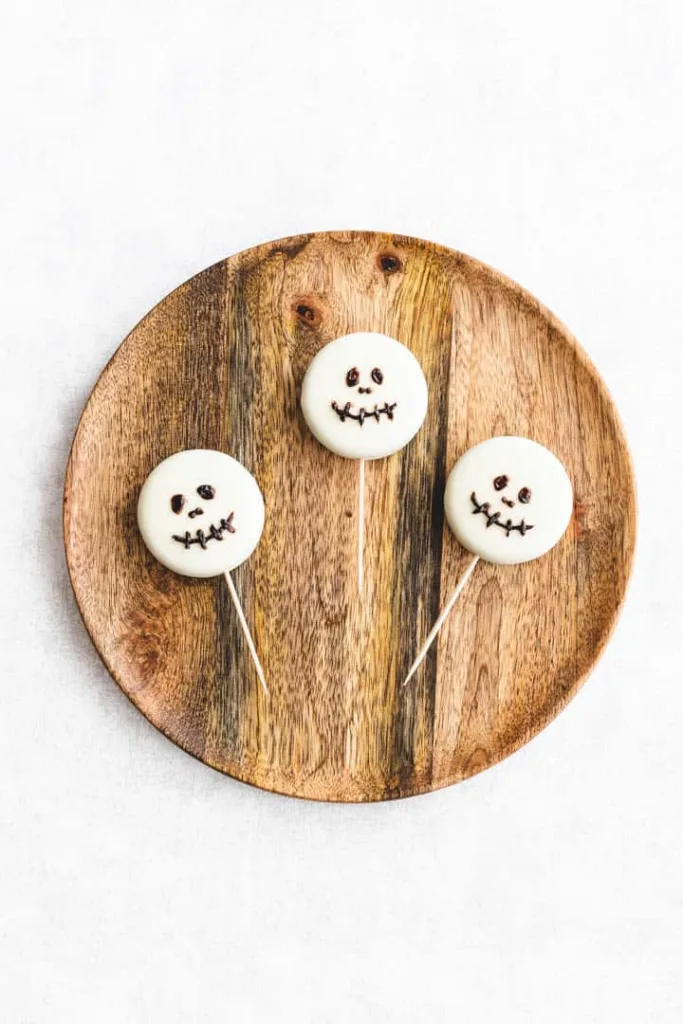 Easy Oreo Halloween treats for kids: Halloween Oreo Pops | Aline Made