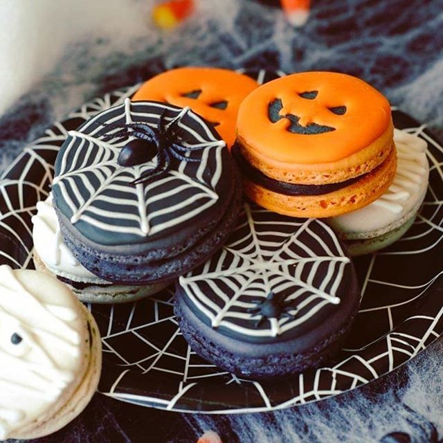 Easy Halloween treats on Instagram: Spooky macaron decorating by Lindsey Ruel