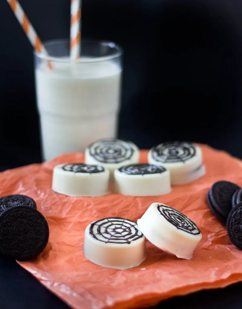 Easy Oreo treats for Halloween: Spider Web Oreo Cookies from Zesty Bite