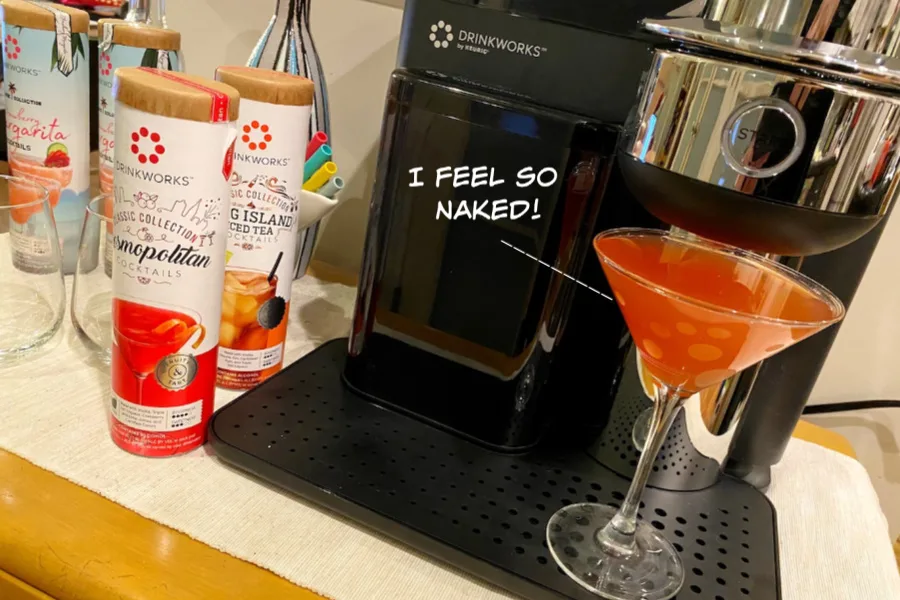 The world’s easiest cocktail garnishes: 4 ridiculously simple ways to make your cocktails look pro with no skills at all.