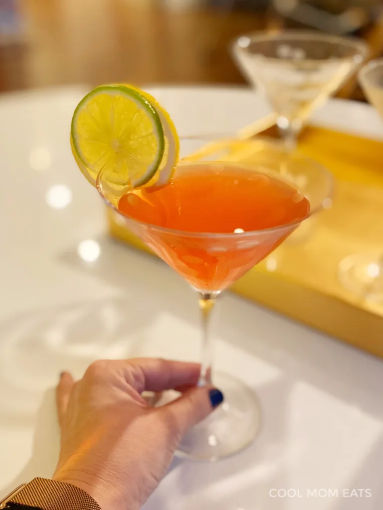 Easy cocktail garnishes: A double citrus wheel on the rim looks amazing Easy cocktail garnishes: A double citrus wheel on the rim looks amazing