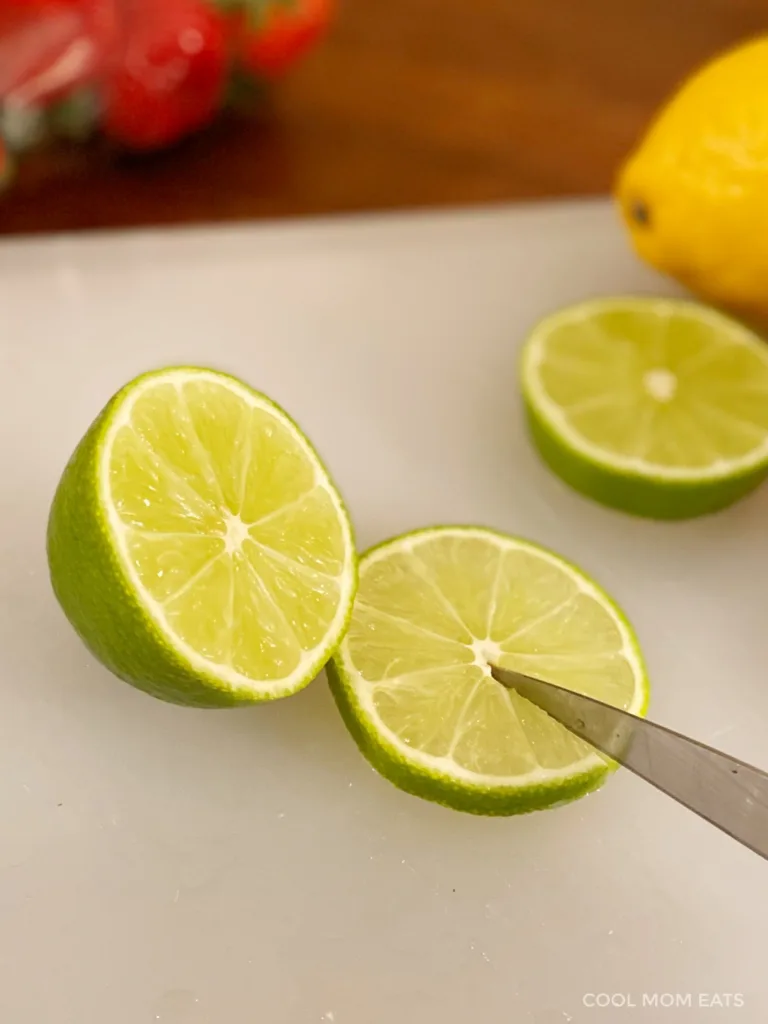 Easy cocktail garnishes for dummies that make cocktails look pro: How to make a twisty lime rind Easy cocktail garnishes for dummies that make cocktails look pro: How to make a twisty lime rind