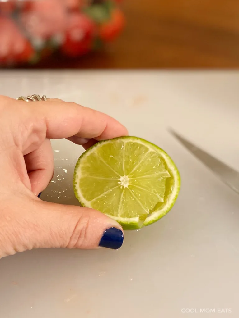 Easy cocktail garnishes for dummies that make cocktails look pro: How to make a twisty lime rind Easy cocktail garnishes for dummies that make cocktails look pro: How to make a twisty lime rind