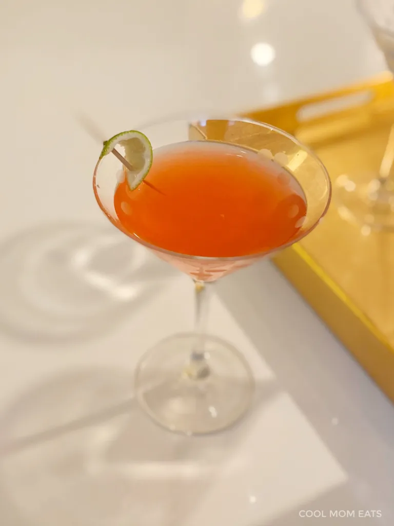 Easy cocktail garnishes. Like, super easy: A toothpick through a twist of lemon or lime rind Easy cocktail garnishes. Like, super easy: A toothpick through a twist of lemon or lime rind