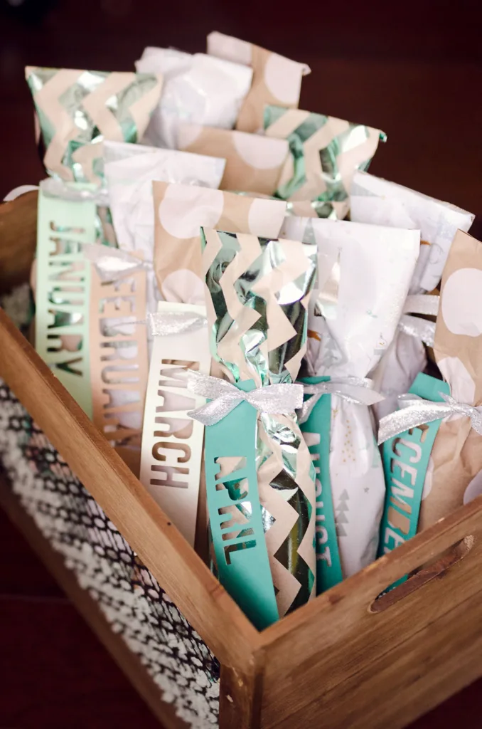 Creative ways to wrap wine: Make your own DIY wine of the month club! Amazing tutorial from The Creative Bite