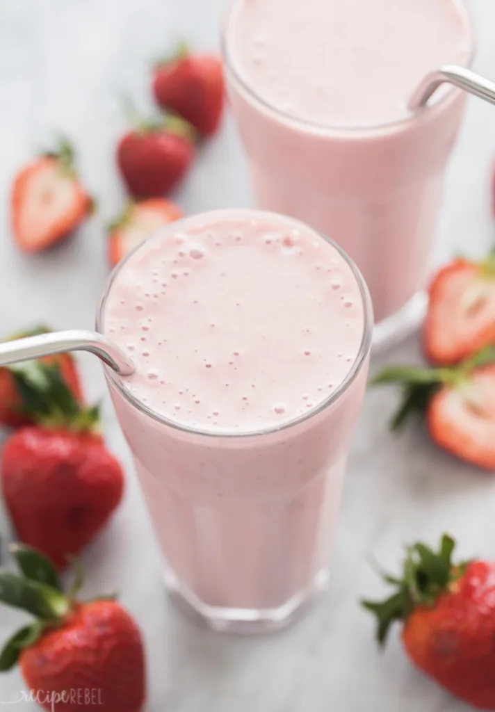 It's strawberry season! Here's a favorite Healthy Strawberry Smoothie Recipe from The Recipe Rebel 