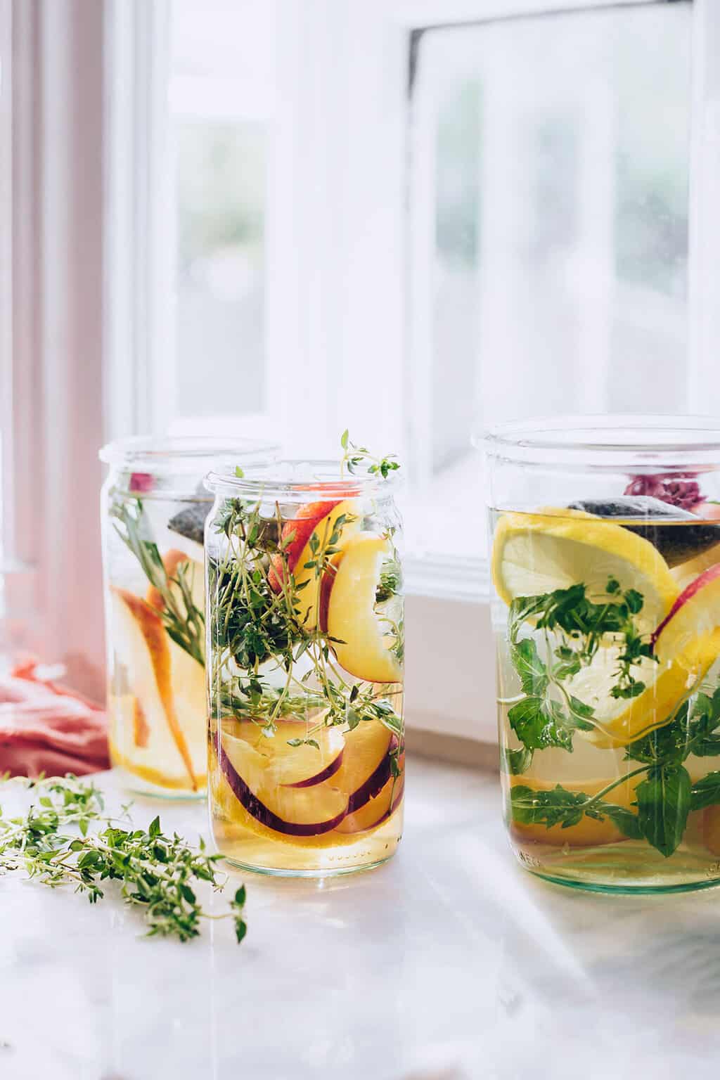 Infuse your sun tea with herbs | Peach & Thyme sun tea at Hello Glow